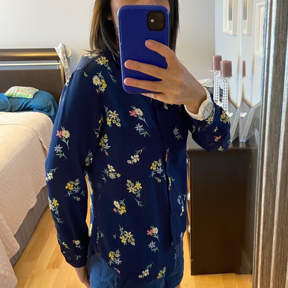 EUC gorgeous Banana Republic’s flower blouse